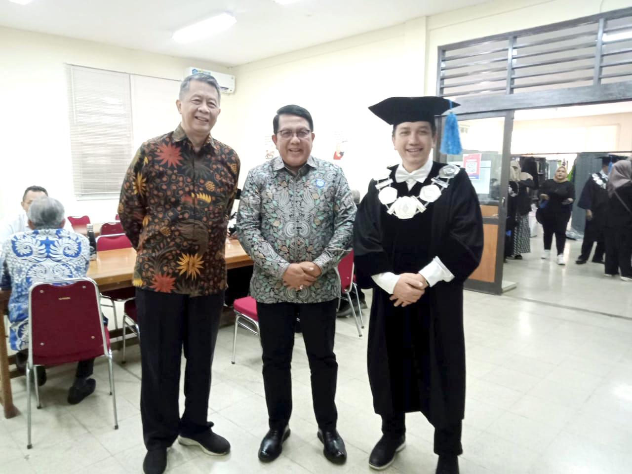 Menghadiri Acara Dies Natalis 75 Tahun ISTN. Dilanjutkan dengan kegiatan penanaman pohon Alpukat Cempedak dan Pelepasan benih ikan sebanyak 5000 ekor di lahan dan danau ISTN.
